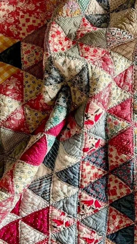 Different Types Of Quilts, Country Quilts Farmhouse Style, New Quilt Ideas, Old Fashioned Quilt Patterns, Old Fashioned Quilts, Upcycled Quilts Ideas, Moody Quilt, Neutral Quilts Ideas, Antique Quilt Patterns