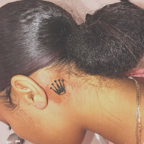 rollie crown Small Crown Tattoos, Back Ear Tattoo, Tattoos Behind Ear, Crown Tattoos For Women, Small Crown Tattoo, Crown Tattoos, Black Color Hairstyles, Hairstyles Black Hair, Small Crown