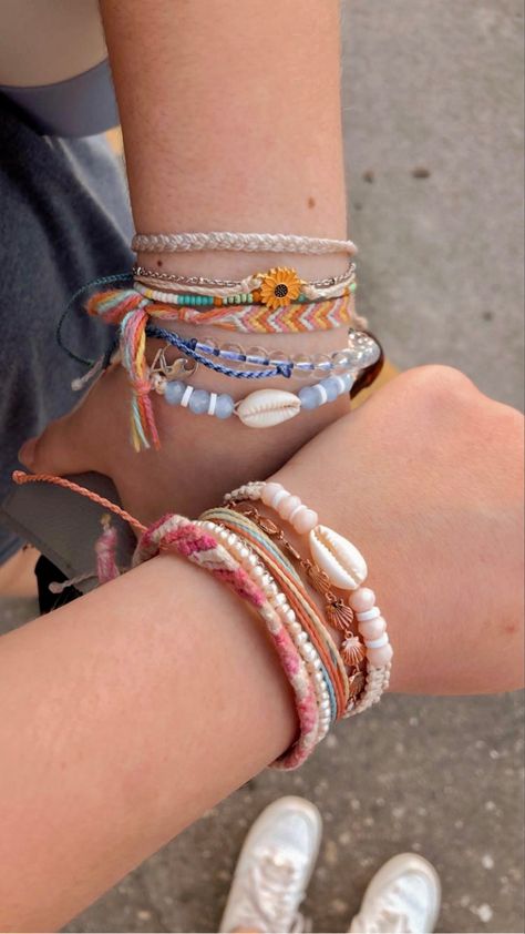 Surf Jewelry, Preppy Jewelry, Estilo Hippie, Bracelet Inspo, Beads Bracelet Design, Jewelry Accessories Ideas, Summer Bracelets, Jewelry Lookbook, Coconut Girl