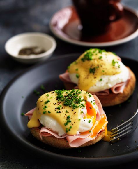 Enjoy brunch without leaving the house! Cute Cafe Food, Eggs Benny Recipe, Gourmet Brunch, Eggs Benny, Brunch Cafe, Breakfast Cafe, How To Make Eggs, Gourmet Breakfast, Ham And Eggs