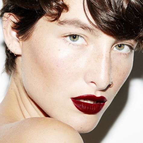 These Are the Best Dark Lipsticks for Every Skin Tone via @ByrdieBeautyUK Heather Kemesky, No Make Up Make Up Look, Vampy Lips, Lipstick Dark Red, Dark Red Lips, Bright Makeup, Dark Lipstick, Runway Makeup, Bold Lips