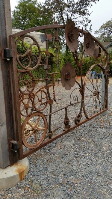 Diy Fencing, Scrap Sculpture, Garden Gates And Fencing, Metal Garden Gates, Welding Crafts, Metal Gates, Welding Art Projects, Metal Craft, Metal Yard Art