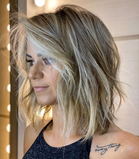 40 Newest Haircut Ideas and Haircut Trends for 2020 - Hair Adviser Bob Lung, Womens Haircuts Medium, Textured Haircut, Shaggy Bob, Lob Haircut, Penteado Cabelo Curto, Trending Haircuts, Medium Hair Cuts, Long Hair Cuts