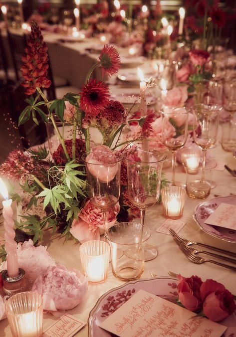 A “Pretty in Pink”–Themed Party Kicked Off This Wedding Weekend Overlooking the Tuscan Hills | Vogue Bold Pink Wedding, Moody Pink Wedding, Pink And Dark Green Wedding, Wedding Romantic Theme, Family Style Wedding Dinner Table, Pink Wedding Aesthetic, Tablescaping Ideas, Tuscan Style Wedding, Romantic Dinner Party