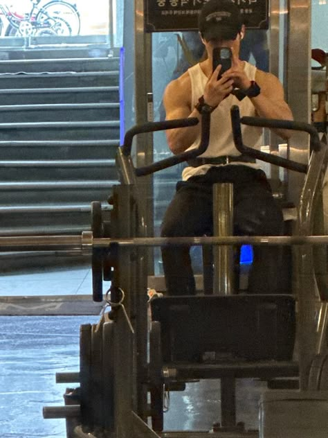 Man In Gym, Dawon Sf9, Bad Boy Quotes, High School Books, Gym Photography, Gentleman Aesthetic, Mens Photoshoot Poses, Balanced Nutrition, Weight Tips