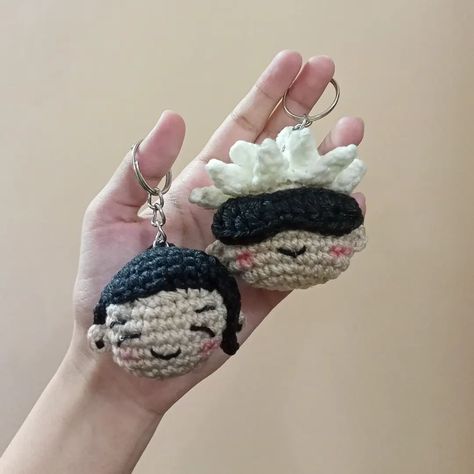 crochet gojo & geto keychains for anime lovers 🤍 . . . . #crochetinspiration #crochet #anime #gojosatoru #geto #jujutsukaisen #handmade Anime Crochet Keychain, Crochet Gojo, Crochet Keychain, Crochet Art, Matching Couples, Birthday Presents, Knitting Projects, Keychains, Knitting