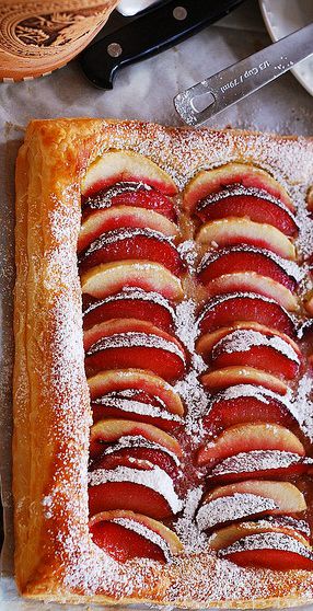 Plum and apple tart on puff pastry. Easy to make, and very light! With lots of apples! Puff Pastry Dessert, Plum Dessert, Tasty Sweets, Plum Tart, Apple Puff Pastry, Puff Pastries, Plum Recipes, Puff Pastry Desserts, Puff Pastry Tart