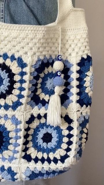 Sac Granny Square, Crochet Instagram, Diy Crochet Bag, Mode Crochet, Crochet Business, Crochet Design Pattern, Crochet Handbags Patterns, Blue Crochet, Crochet Tote