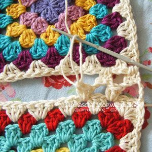 seamless granny square join - crochet tutorial for beginners Joining Crochet Squares, Joining Granny Squares, Crocheted Squares, Motifs Granny Square, Granny Square Projects, Crochet Free Patterns, Confection Au Crochet, Crochet Granny Square Blanket, Granny Square Blanket