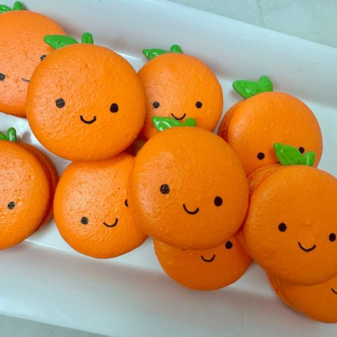 🍊 Lil cuties #cutemacarons #kupcakekitchen #wantcake #macarons #macaron #frenchmacarons #frenchmacaron #macaronaddict #macaronart #macaronsofinstagram #macaronstagram #macaronlover #macaronlovers #macaronlove #custommacarons #glutenfree #glutenfreedessert #glutenfreedesserts #dessert #desserts #sweettooth #santaclarita #santaclaritavalley Cute Macaron Ideas, Cutie Macarons, Cutie Baby Sprinkle, Baby Shower Macarons, Gender Reveal Food Ideas, Karina Baby, Baby Sprinkle Decor, Cutie Party, Sprinkle Decor