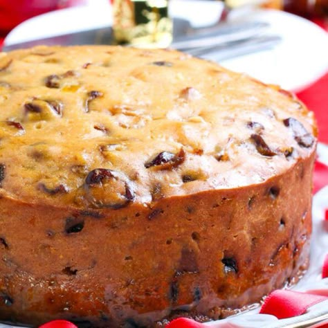 Mary Berry Cut And Come Again Cake English Christmas Desserts, Mary Berry Chocolate Cake, Mary Berry Christmas Cake, Melting Moments Recipe, Mary Berry Recipes Baking, Mary Berry Christmas, Mary Berry Cakes, Berry Cakes, Berry Cake Recipe