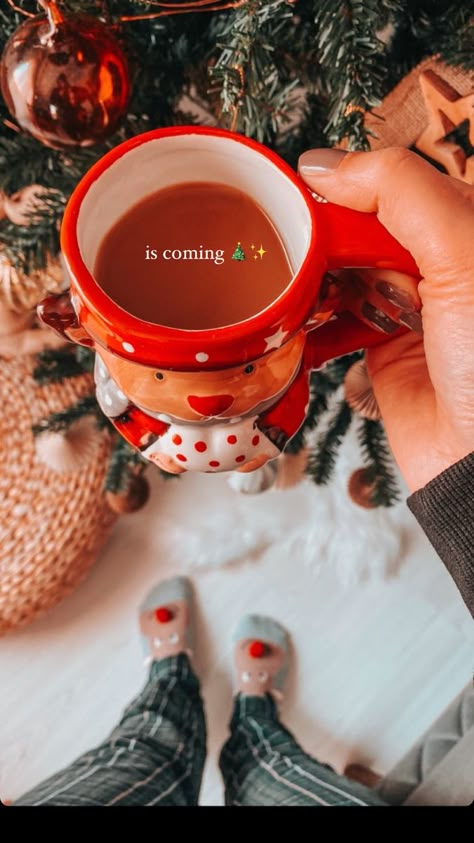 Christmas Picture Ideas Aesthetic, Faceless Christmas Aesthetic, Christmas Pic Ideas Instagram, Christmas Tree Pictures Instagram, Christmas Photo Instagram, Christmas Photo Ideas Aesthetic, Christmas Aesthetic Story, Christmas Stories Instagram, Cute Coffee Mugs Aesthetic