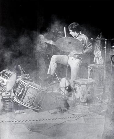 Drummer Keith Moon from The Who destroys drum kit. Playing Drums, Keith Moon, 60s Rock, Roger Daltrey, Drum Music, Music Pics, Musica Rock, The Who, Drum Set