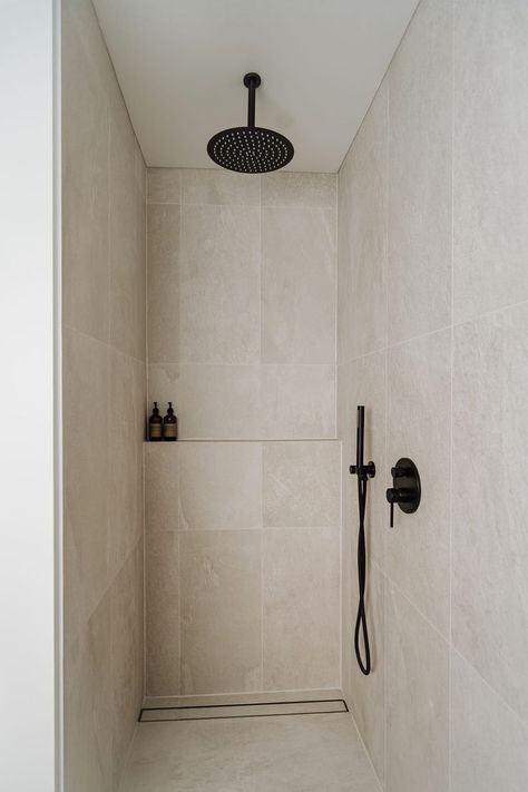 Natural Stone Tile Shower Ideas, Floor To Ceiling Tiled Bathrooms, Sand Tile Bathroom Ideas, Bathroom Tile Ceiling, Small Designer Bathroom, Plain Bathroom Ideas, Different Tiles In Bathroom, Floor To Ceiling Tiles Bathroom, Large Neutral Bathroom Tile