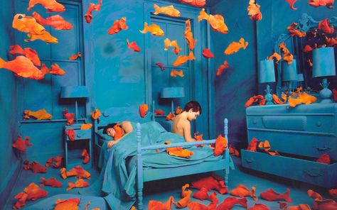 Example of complimentary color scheme blue/orange. Revenge of the Goldfish is a photograph of an installation completed in 1981 by contemporary artist Sandy Skoglund. Sandy Skoglund, Fishing Room, Surreal Scenes, Cindy Sherman, Monochromatic Color Scheme, Foto Art, Exeter, Stage Design, Art Plastique