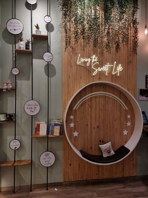 Cafe Statement Wall, Insta Corner Ideas, Instagram Wall Restaurant, Bakery Wall Design, Cafeteria Wall Design, Selfie Wall Design, Area Instagramavel, Instagram Wall Ideas, Cafe Wall Design