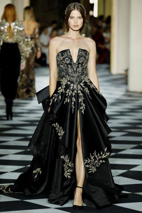 Zuhair Murad couture fall-winter 2018-2019. Long strapless draped dress in black satin duchesse, adorned with tiers of silk on the skirt and embroidered with leaf motifs. Zuhair Murad Couture, Zuhair Murad Haute Couture, 파티 드레스, Zuhair Murad, Black Gown, Couture Gowns, Gorgeous Gowns, Fall 2018, Beautiful Gowns