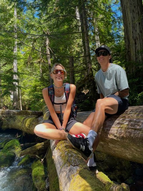 What To Wear On A Hiking Date? | Aesthetic & Cute Hiking Outfits For Women & Men Hiking Outfit Summer Aesthetic, Outfits Granola, Hiking Outfit Ideas, Aesthetic Outfit Men, Beach Waterfall, Guy Aesthetic, Hiking Pics, Fits Summer, Cute Hiking Outfit