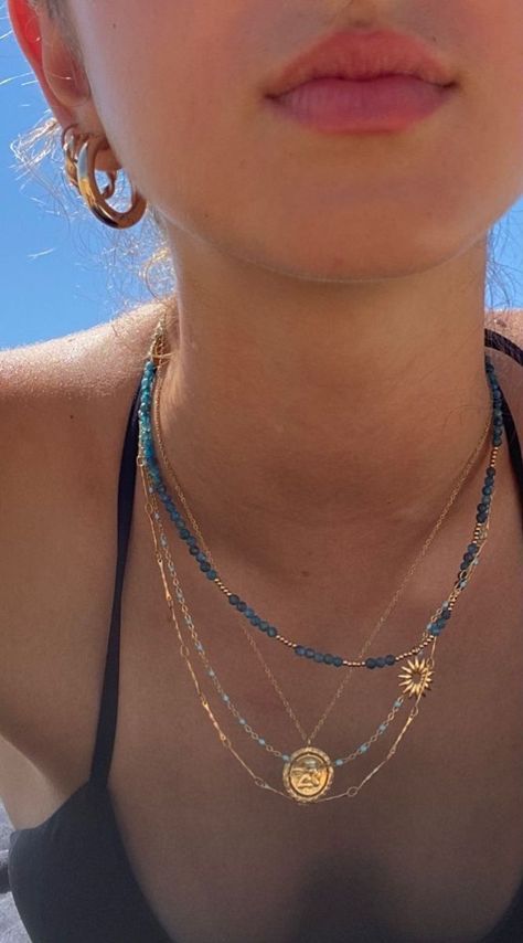 Layering Necklaces Mixed Metals, Necklace Stacking Ideas, Beach Jewelry Aesthetic, Summer Jewelry Aesthetic, Best Necklace, Surf Jewelry, Beachy Jewelry, Pretty Jewelry Necklaces, Jewelry Accessories Ideas