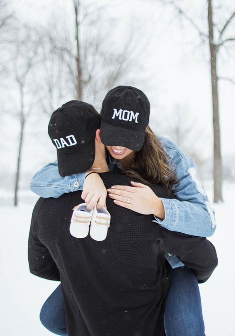 Snow Baby Announcement Ideas, Parents To Be Photoshoot, Mom And Dad Baby Announcement, Snowy Pregnancy Announcement, Winter Announcement Pregnancy, Winter Baby Announcement Photoshoot, Baby Announcement Photoshoot Winter, Winter Pregnancy Announcement Photoshoot, Mom And Dad Hats Announcement