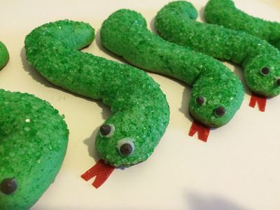 Sugar Explosions: Parshas Shemos - Snake Cookies Snake Cookies, Snake Recipe, Sophie Blackall, Vbs Snacks, Orange And White Cat, Vbs 2024, Fruit Roll, Fruit Roll Ups, Green Food