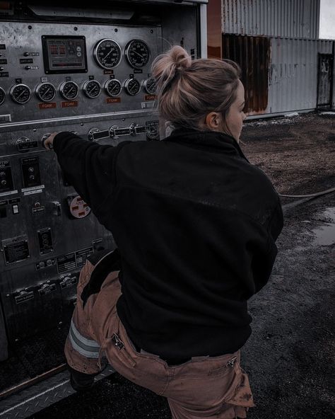 Firefighter Images, Girl Firefighter, Firefighter Paramedic, Firefighter Pictures, Firefighter Emt, Fire Life, Wildland Firefighter, Female Firefighter, Skater Aesthetic