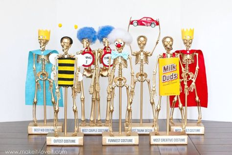 DIY Costume Contest Award Trophies....for your Halloween party! | via Make It and Love It Skeleton Trophy, Diy Trophies, Halloween Costume Awards, Halloween Trophies, Creepy Halloween Party, Handmade Halloween Costumes, Halloween Tricks, Halloween Parade, Diy Halloween Costume