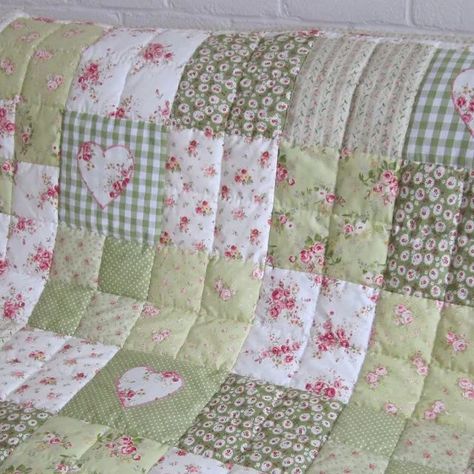 Cottagecore Quilt, Girls Patchwork Quilt, Patchwork Blankets, Low Volume Quilt, Crochet Quote, Rag Quilt Patterns, Shabby Chic Rug, Puff Quilt, Basic Quilt