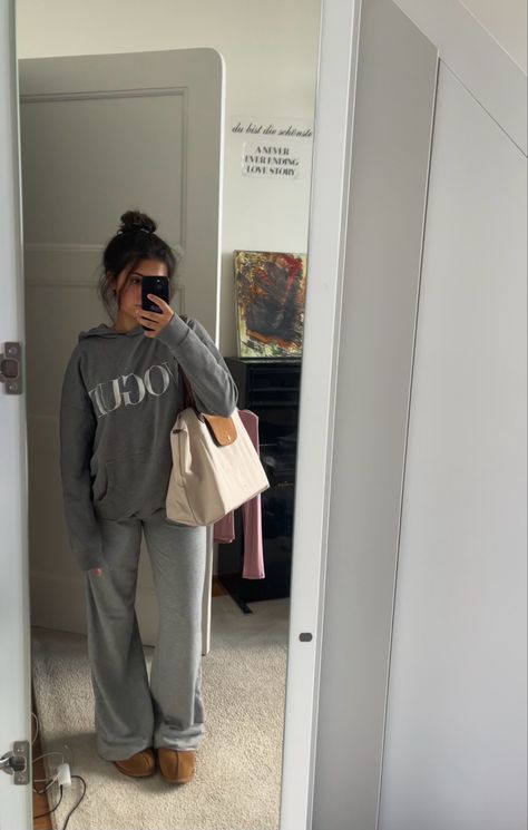 Cozy Joggers Outfit, Baggy Sweatpants And Hoodie Outfit, Loose Grey Sweatpants Outfit, Grey On Grey Outfit Sweats, Cream Longchamp Bag, Grey Sweatpants And Hoodie Outfit, Wide Grey Sweatpants Outfit, Grey Crewneck Outfit Aesthetic, Sweatpants Joggers Outfits