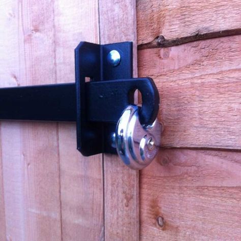 Shed Door Lock Ideas, Diy Shed Door, Shed Security, Diy Dog Gate, Diy Lock, Corner Sheds, Barn Door Locks, Shed Office, Shed Door