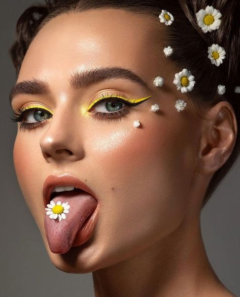 Amazing 🌼💛 Creative Makeup Photography, Queen Of Hearts Makeup, Fashion Editorial Makeup, Yellow Eye Makeup, Yellow Makeup, Flower Makeup, Simple Makeup Tips, High Fashion Makeup, Photoshoot Makeup