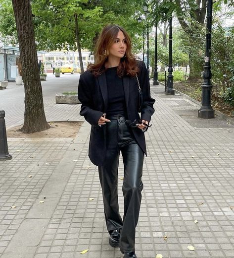 Black Leather Trousers Outfit, Blazer Outfits For Women Classy, Black Blazer Outfits, Trousers Outfit Casual, Leather Trousers Outfit, Vinter Mode Outfits, Black Leather Trousers, Black Blazer Outfit, Trousers Outfit