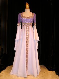 principes y princesas medievales - Buscar con Google Gaun Abad Pertengahan, Medieval Gown, Medieval Clothes, Fantasy Dresses, Old Dresses, Fantasy Gowns, Medieval Clothing, Medieval Dress, Medieval Fashion