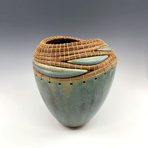 3d Tiskárna, Pine Needle Crafts, Gourd Crafts, Pine Needle Baskets, Basket Case, Vase Blue, 2d Room, Ceramic Ideas, Pottery Glazes