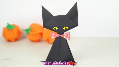 ¿Te animas a hacer este gato de origami? Te enseñamos cómo hacer este gato negro paso a paso. Este origami es muy sencillo, solo necesitas 2 hojas de papel negro. En el enlace te dejamos el vídeo tutorial y en nuestra web encontrarás muchas más manualidades para Halloween. Origami Halloween, Halloween Origami, Bricolage Halloween, Origami, Amigurumi, Halloween, Art