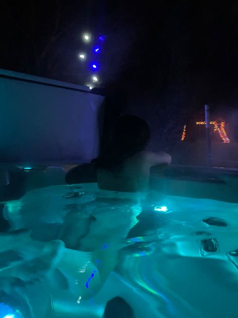 Jacuzzi Aesthetic Night, Fake Story Motel, Hot Tub Pictures Poses Night, Jacuzzi Pics, Jacuzzi Aesthetic, Hot Tub Aesthetic, Miami City, Pool Picture, Night Couple