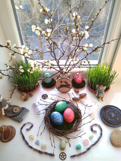 Ostara Altar, Pagan Alter, Wicca Holidays, Imbolc Ritual, Pagan Calendar, Pagan Festivals, Pagan Crafts, Vernal Equinox, Wiccan Spell Book