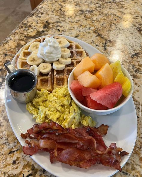 Scrambled Eggs Bacon, Baddie Apartment, Banana Waffles, Skillet Dinner Recipes, Break Fast, Bacon Breakfast, Breakfast Coffee, Cheese Chicken, My Breakfast