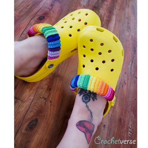 Hey You Croc-Lovin' Crocheters ... This FREE Pattern Is For YOU! Thank you to @crochetverse! #freepattern #handmade #diy Crocs Aesthetics, Crochet Crocs, Croc Jibbitz Ideas, Sock Ideas, Crocs Aesthetic, Crocs Fashion, Accessories Crochet, Colorful Crochet, Crocs Clogs