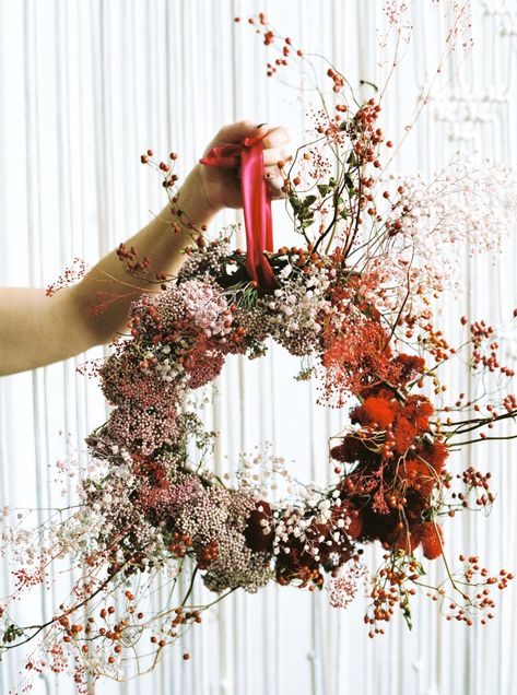 Unconventional Wreaths, Flower Christmas Wreath, Dried Flower Christmas, Wreath Dried Flowers, Dried Floral Wreath, Flower Magazine, Christmas Flower Decorations, Christmas Advent Wreath, Flower Christmas