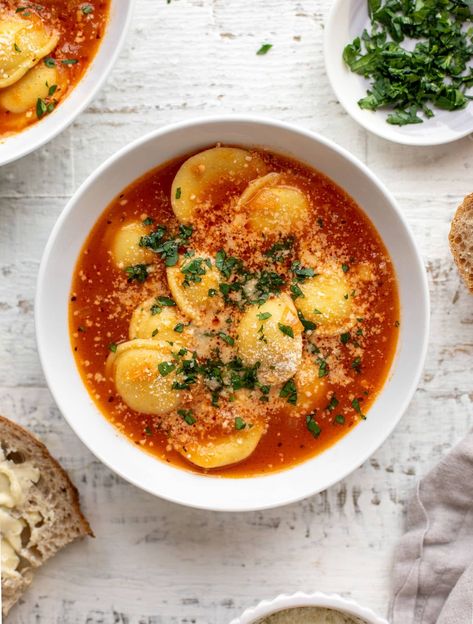 The most comforting ravioli soup is here to hug you today! This super simple ravioli soup is so easy! A brothy tomato base with loads of flavor, filled with your choice of ravioli. It's so good! Cheese Ravioli Soup, Easy Ravioli, Ravioli Soup, Winter Soup Recipes, Soup Quick, Spinach Ravioli, Winter Soup Recipe, Winter Soup, Cheese Ravioli