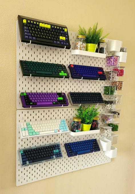 Gaming Desk Designs, Build Your Own Drone, Ikea Pegboard, Male Office Decor, Pegboard Display, Mechanical Keyboards, Gaming Room Setup, Room Update, Computer Setup