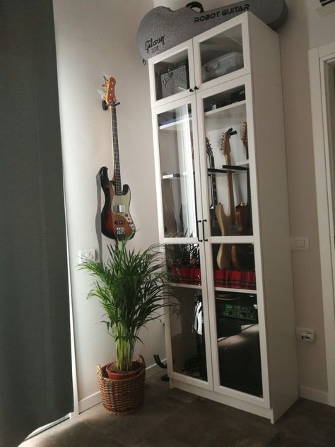 Tiny Music Room, Guitar Wall Storage, Guitar Cabinet Diy, Instrument Storage Ideas Music Rooms, Music Instrument Storage, Ikea Guitar Storage, Music Equipment Storage, Instrument Storage Ideas, Guitar Storage Ideas