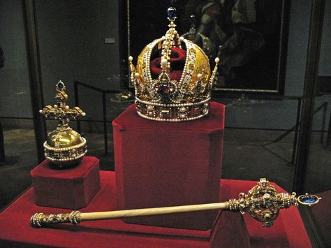 Through time, the crown jewels of the United Kingdom became a collection of important objects that were of great significance to transfer of power. British Crown Jewels, Royal Crowns, Real Queens, Queen Crown, Royal Jewels, Tower Of London, Glass Case, London Love, British History