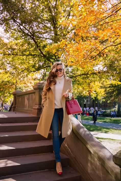 Classic fall style (plus 40% off the coat!) Classic Fall Style, Camel Coat Outfit, Look Office, University Outfit, Winter Capsule Wardrobe, Coat Outfit, Fall Capsule Wardrobe, Winter Diy, Simple Chic