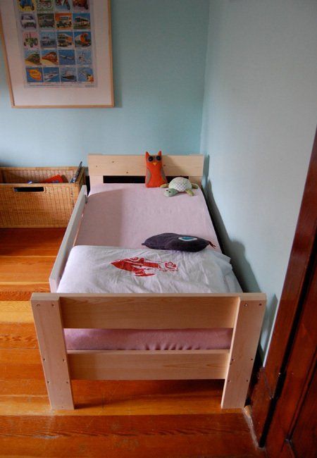 DIY Toddler Bed for $20 - cheaper, would guess it's much sturdier and is safe for toddler. Diy Toddler Bed, Bed Rails For Toddlers, Murphy Bed Ikea, Modern Murphy Beds, Murphy Bed Plans, Toddler Beds, Small Bed, Ideas Ikea, Diy Toddler