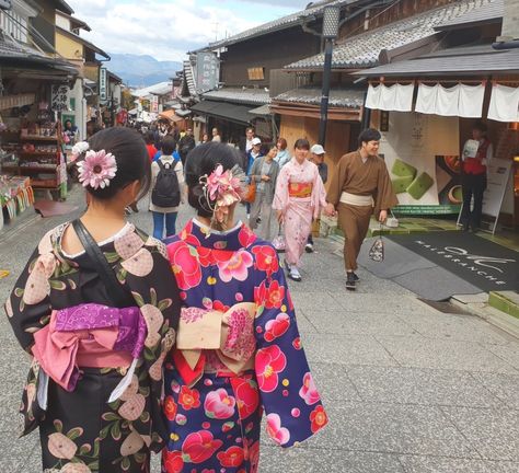 Kimono Hairstyle, Kimono Outfit Japanese, Kimono Rental, Coming Of Age Day, Unmarried Women, How To Walk, Kimono Outfit, Yukata Kimono, Japan Outfit