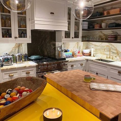 Gigi Hadid Shares Photos Of Her Apartment Decor Gigi Hadid House, Gigi Hadid Apartment, Manhattan Apartment, New York City Apartment, New York Homes, Vogue Living, New York Apartment, Nyc Apartment, First Apartment