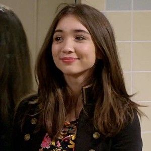 Riley Girl Meets World, Riley Matthews Outfits, Women Faceclaims, Ariana Grande Victorious, Riley Matthews, Girly Movies, Rowan Blanchard, Disney Face Characters, Boy Meets World