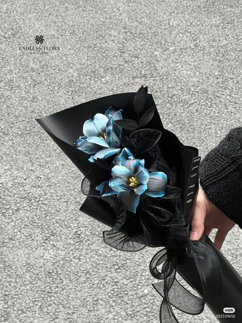 Dark Blue Flower Bouquet, Dark Bouquet, Paper Rose Craft, Blue Flowers Bouquet, Flowers For Her, Black Bouquet, Luxury Flower Bouquets, Bee Painting, Fancy Flowers